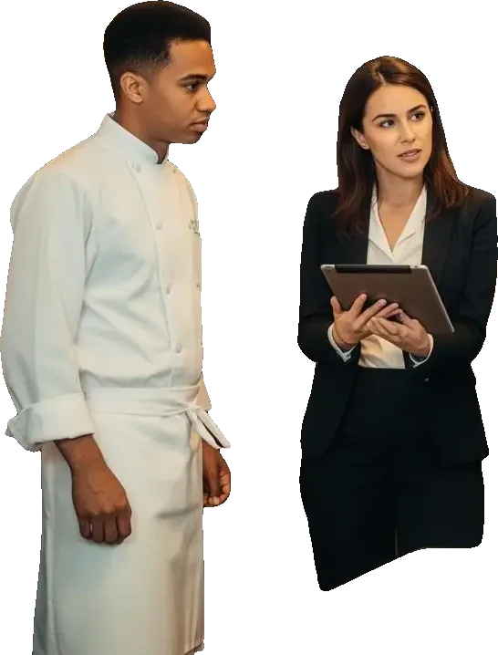 Gestora de terninho com tablet conversando com um cozinheiro na cozinha de um restaurante