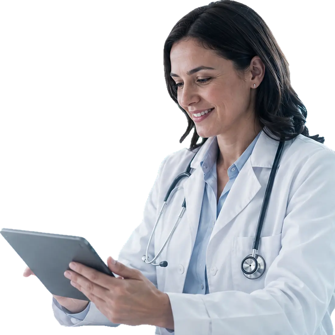 Médica sorridente de jaleco branco e estetoscópio consultando um tablet