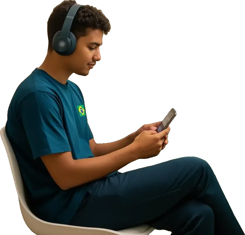 Jovem com fone de ouvido sentado, usando o celular em uma teleconsulta